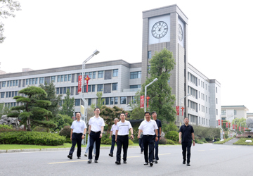 江蘇省教育廳二級(jí)巡視員李金泉蒞臨海安中學(xué)調(diào)研指導(dǎo)